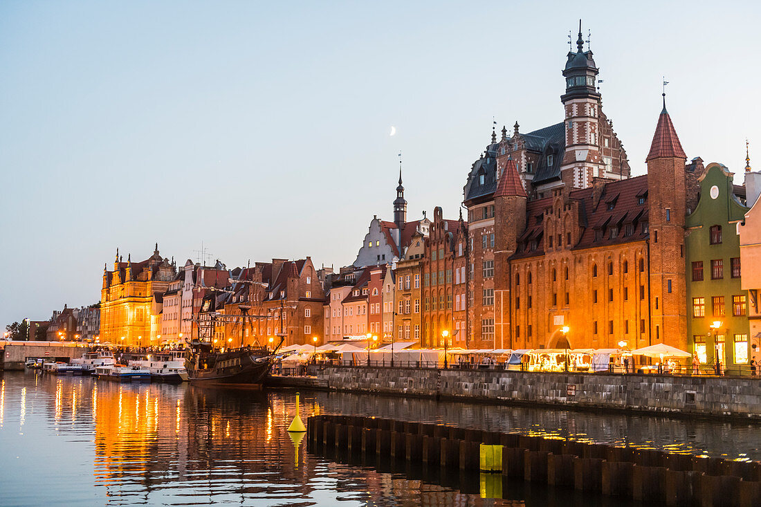 Hanseatic League houses on the Motlawa River at sunset, Gdansk, Poland, Europe