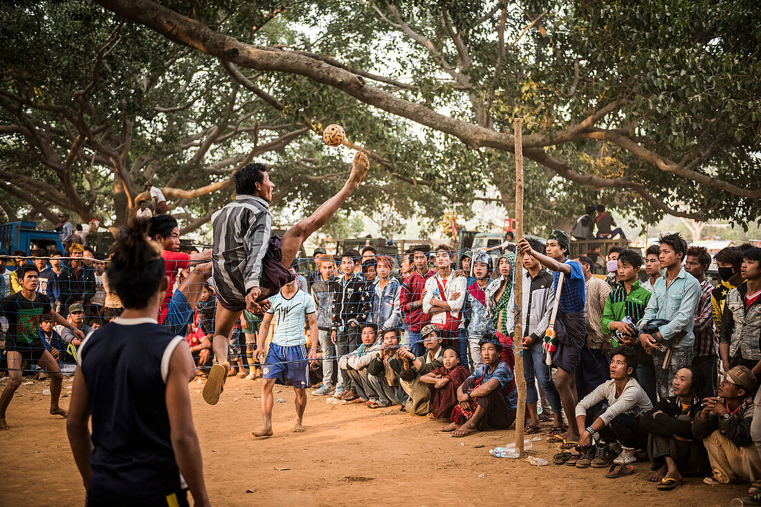 Chin Lone, traditioneller Sport in Myanmar, gespielt mit einem Bambusball, Pindaya Cave Festival, Shan State, Myanmar (Birma), Asien