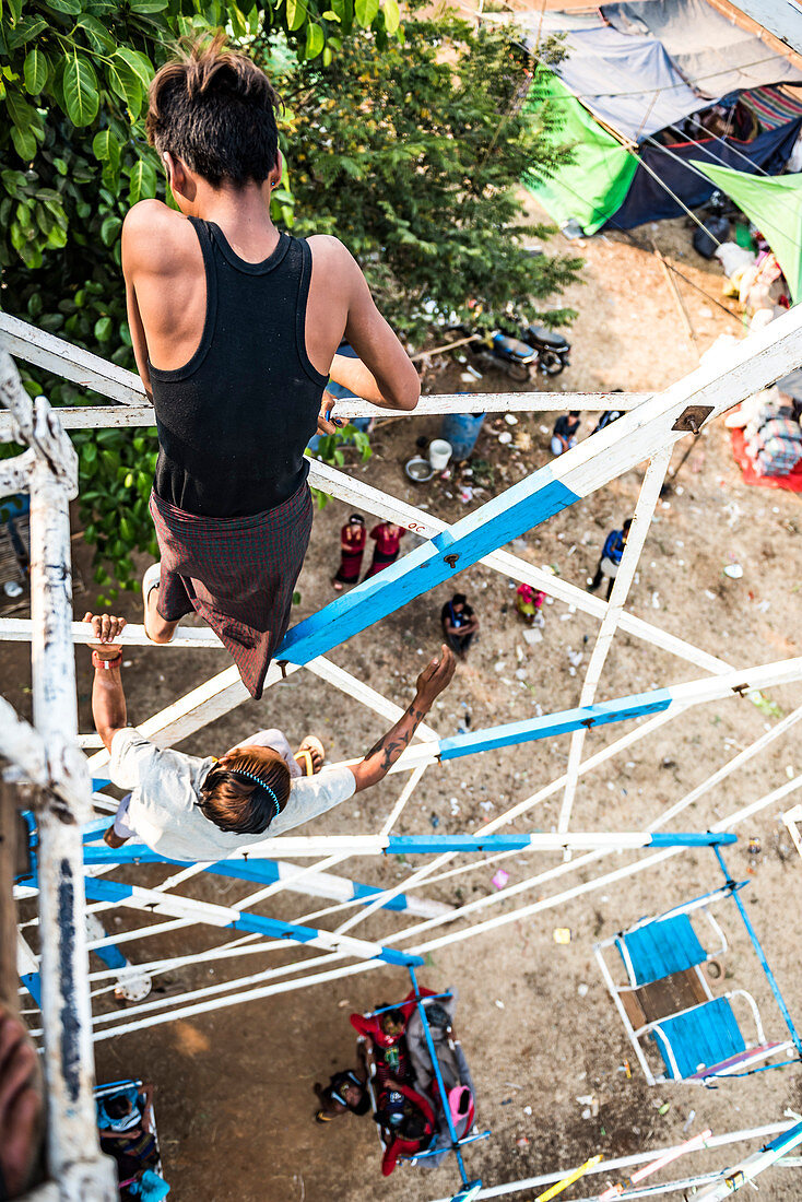 Handbetriebenes Riesenrad am Pindaya-Höhlen-Festival, Shan State, Myanmar (Birma), Asien