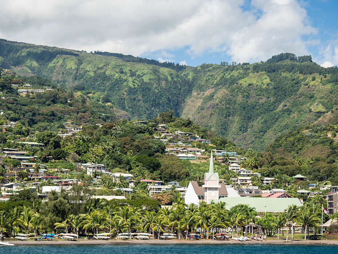 Ein Blick auf Papeete, an der Nordwestküste von Tahiti, Gesellschaftsinseln, Französisch-Polynesien, Südpazifik, Pazifik