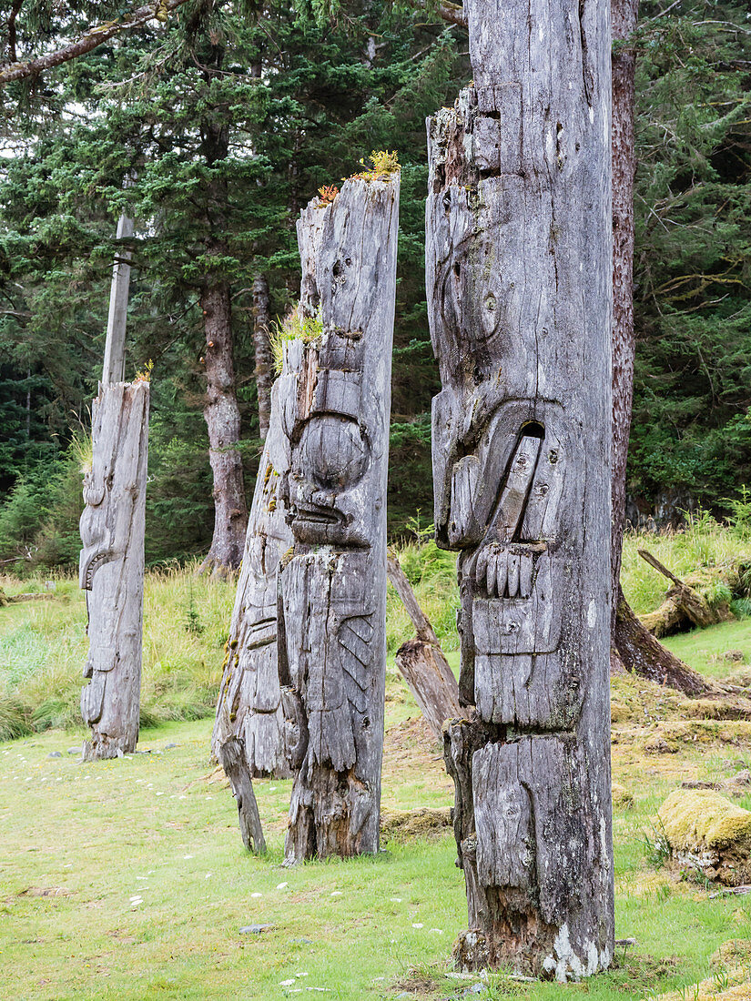 Totempfähle bei SGang Gwaay, UNESCO-Welterbestätte, Haida Gwaii, Britisch-Columbia, Kanada, Nordamerika