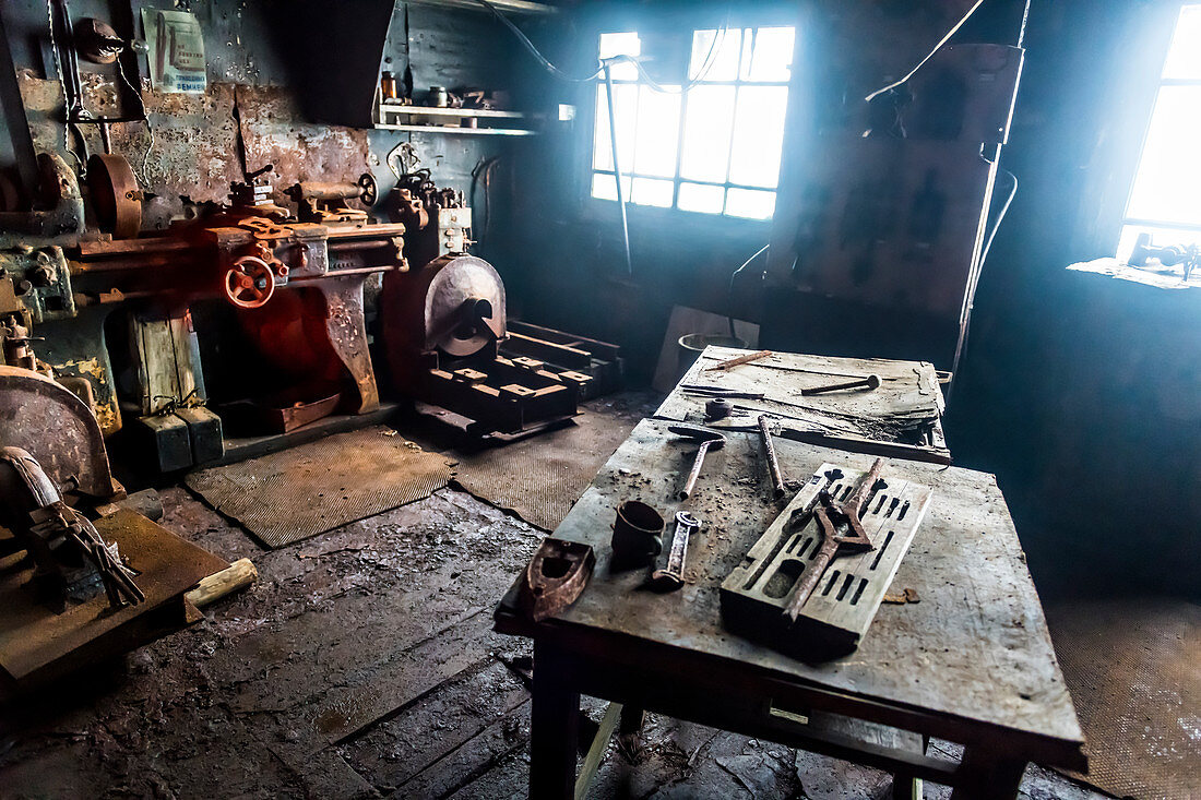 Historischer Arbeitsplatz in der meteorologischen Station Sedov in Tikhaya-Bucht auf Hookerinsel, Franz-Josef-Land Archipel, Arkhangelsk Oblast, Arktis, Russland, Europa