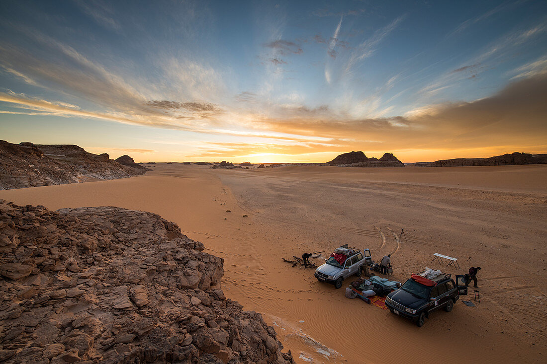 Expedition jeeps in Northern Chad, Africa