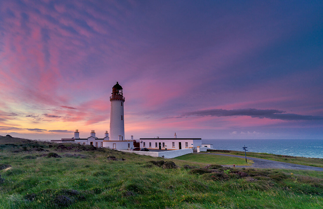 Sonnenaufgang über dem Mull des Galloway-Leuchtturmes, Galloway, Schottland, Vereinigtes Königreich, Europa