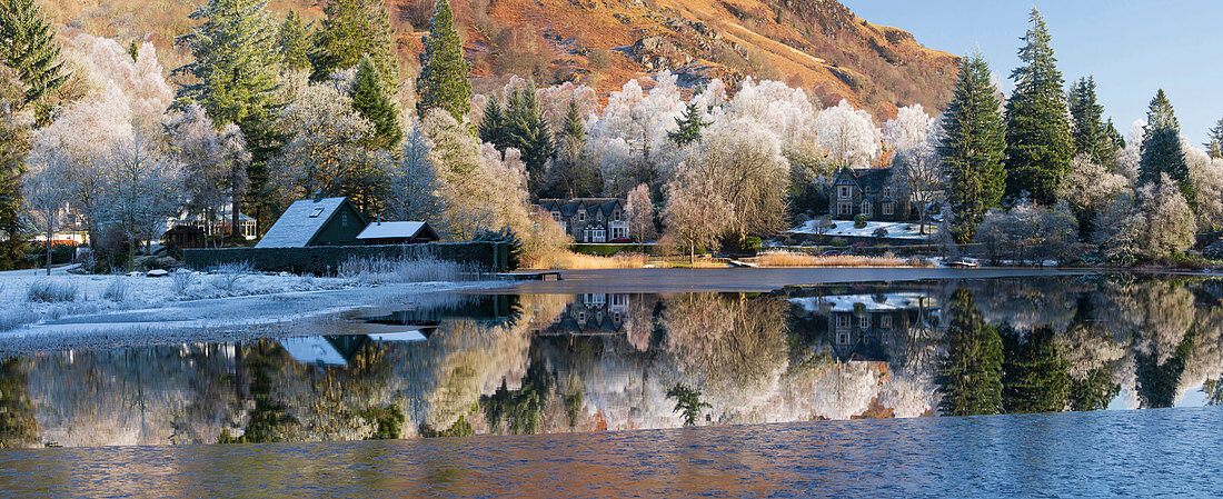 Teilweise gefrorenes Loch Ard und ein Raureif um Aberfoyle, The Trossachs, Schottland, Großbritannien, Europa