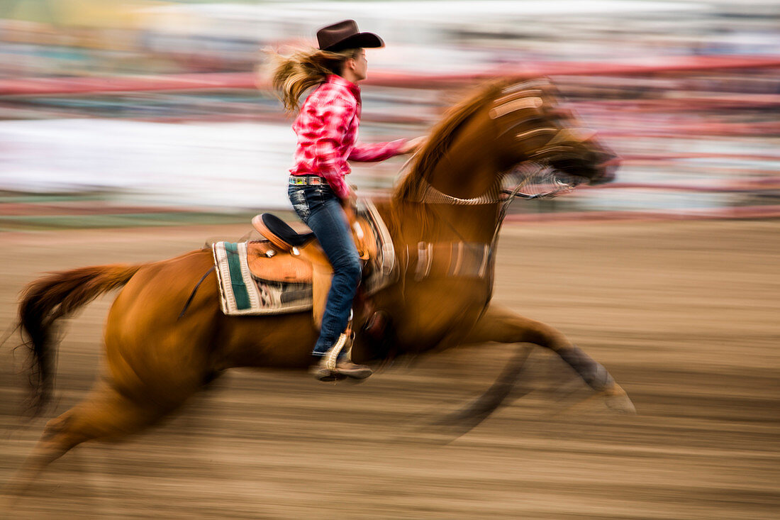 Reitendes Cowgirl beim Barrel Race Rodeo, Pagosa Springs, Colorado, USA