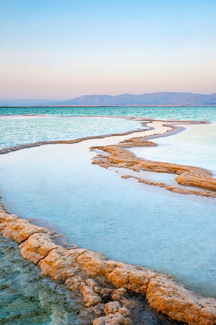 Salzablagerungen im Toten Meer bei Sonnenuntergang, Ein Bokek, Südbezirk, Israel