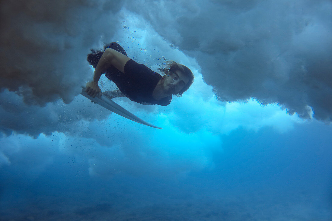 Unterwasseransicht eines männlichen Surfers beim Tauchen im Ozean, Mann, Malediven