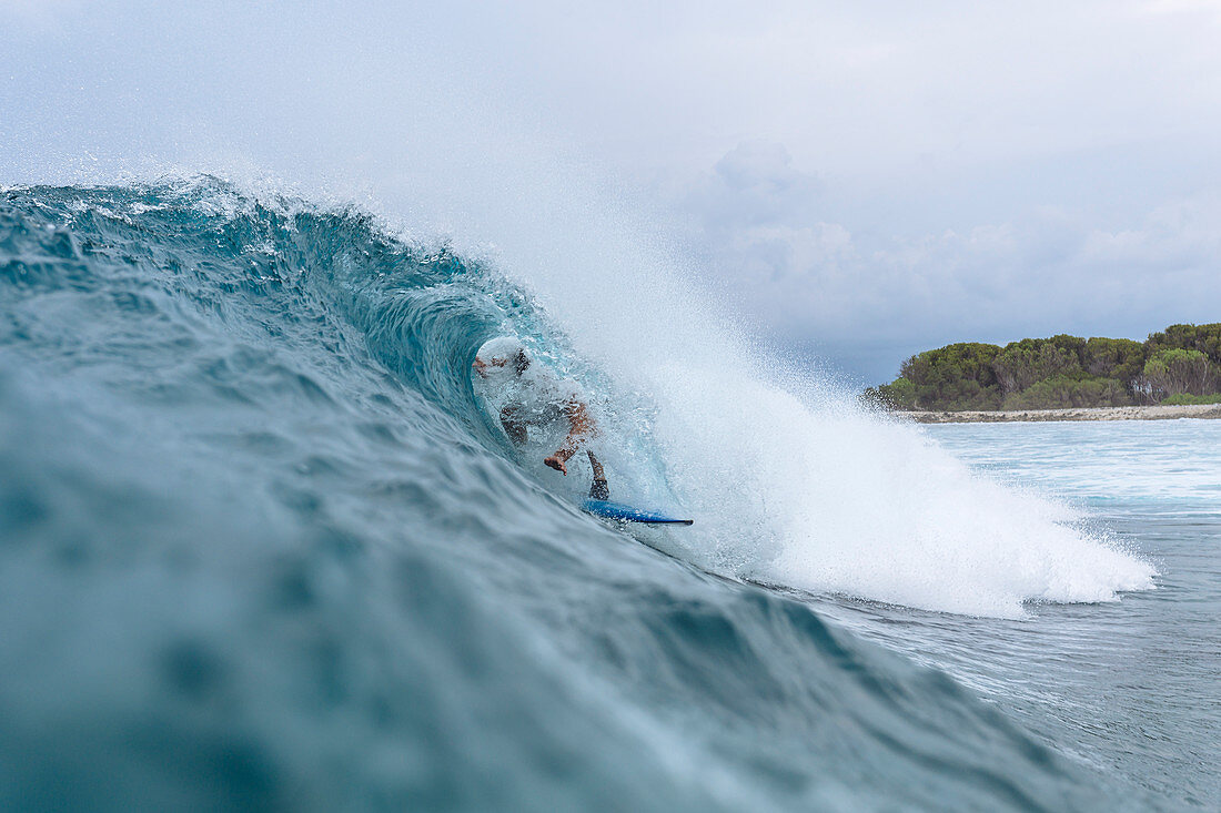 Männlicher Surfer beim Wellenreiten, Male, Malediven