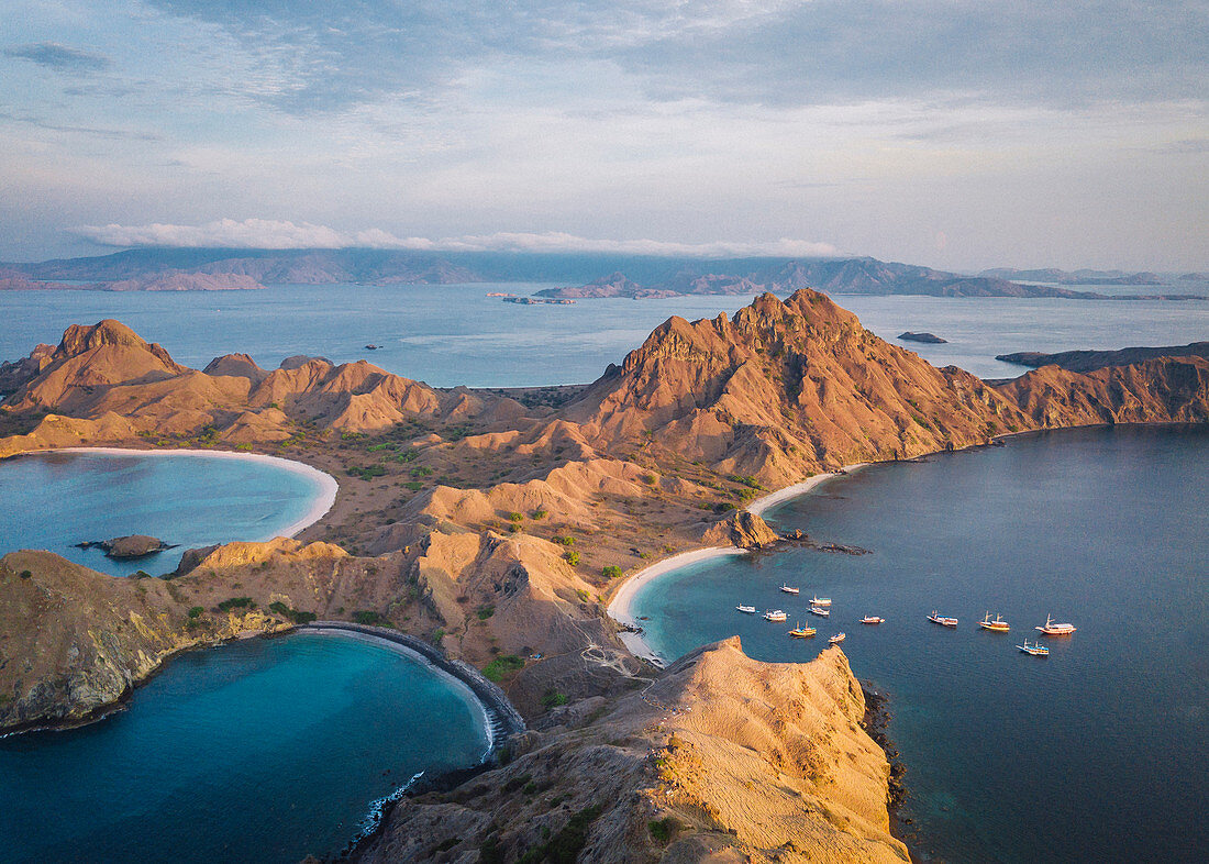 Himmel über den braunen Hügeln der Insel Komodo, Nusa Tenggara Timur, Indonesien