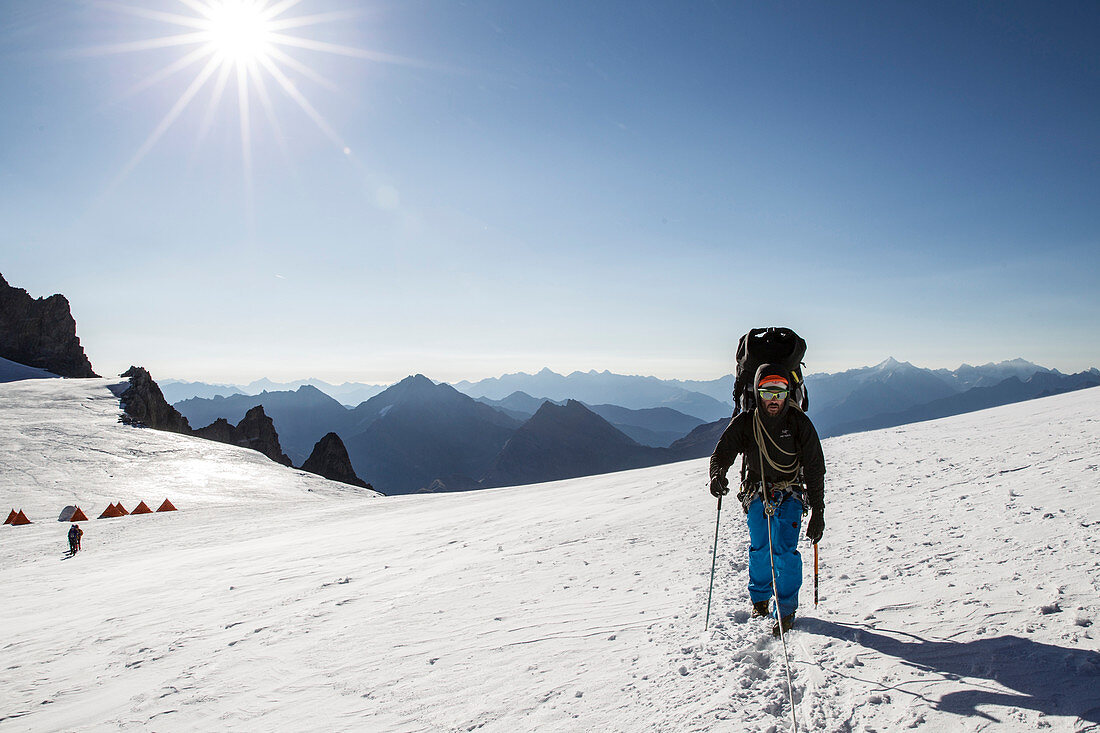 Alpinist auf Gletscher, Glacier du Geant, Aosta, Italien