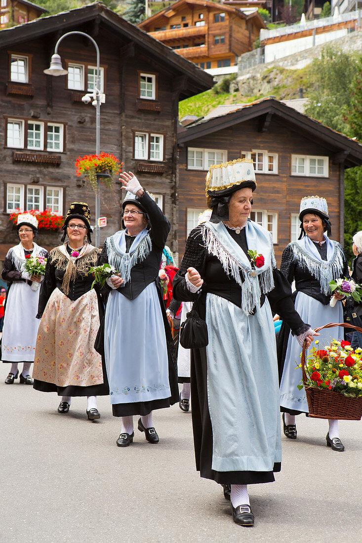 Frauen in traditionellen Schweizer Kleidern auf einer Parade in Zermatt, Kanton Wallis, Schweiz