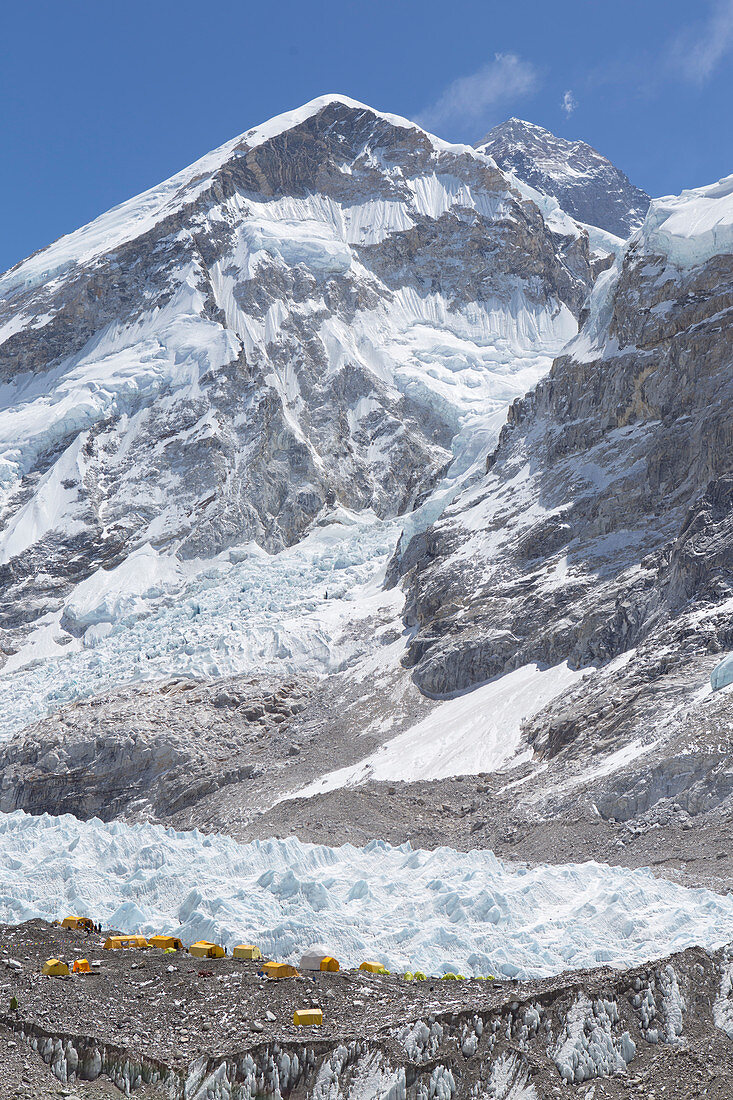 Zelte im Basislager (5364 m), über denen der Gipfel des Everest thront