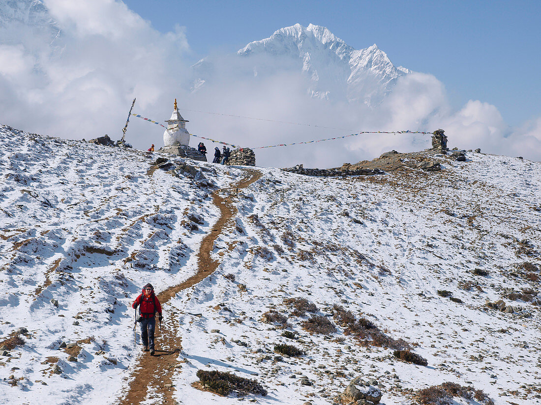 Wanderer, der in schneebedeckte Landschaft des Gebirgspasses in nepalesischem Khumbu-Tal, Pheriche, Nepal