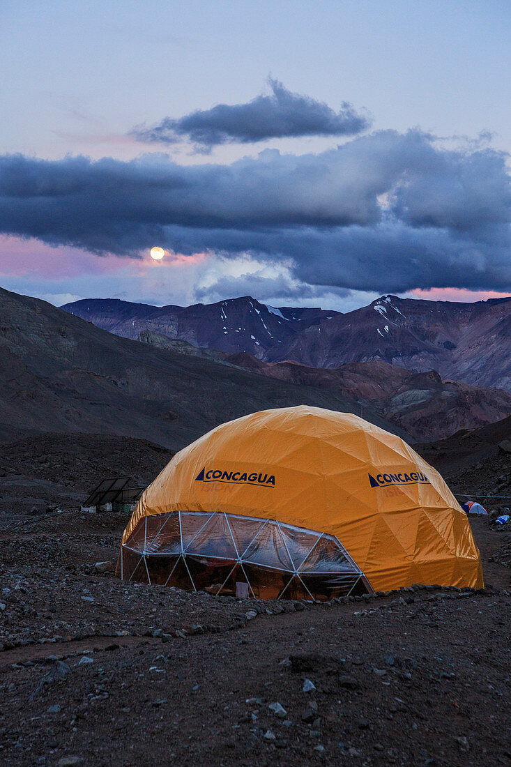 Plaza de Argentina Base Camp Zelt auf Aconcagua, einem der sieben Gipfel und der höchste Gipfel außerhalb des Himalaya, Mendoza, Argentinien