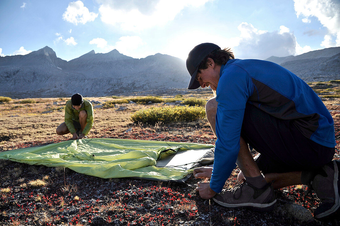 Rucksacktouristen schlagen ihr Zelt im Upper Basin auf,  Sierra High Route im Kings Canyon Nationalpark in Kalifornien, USA