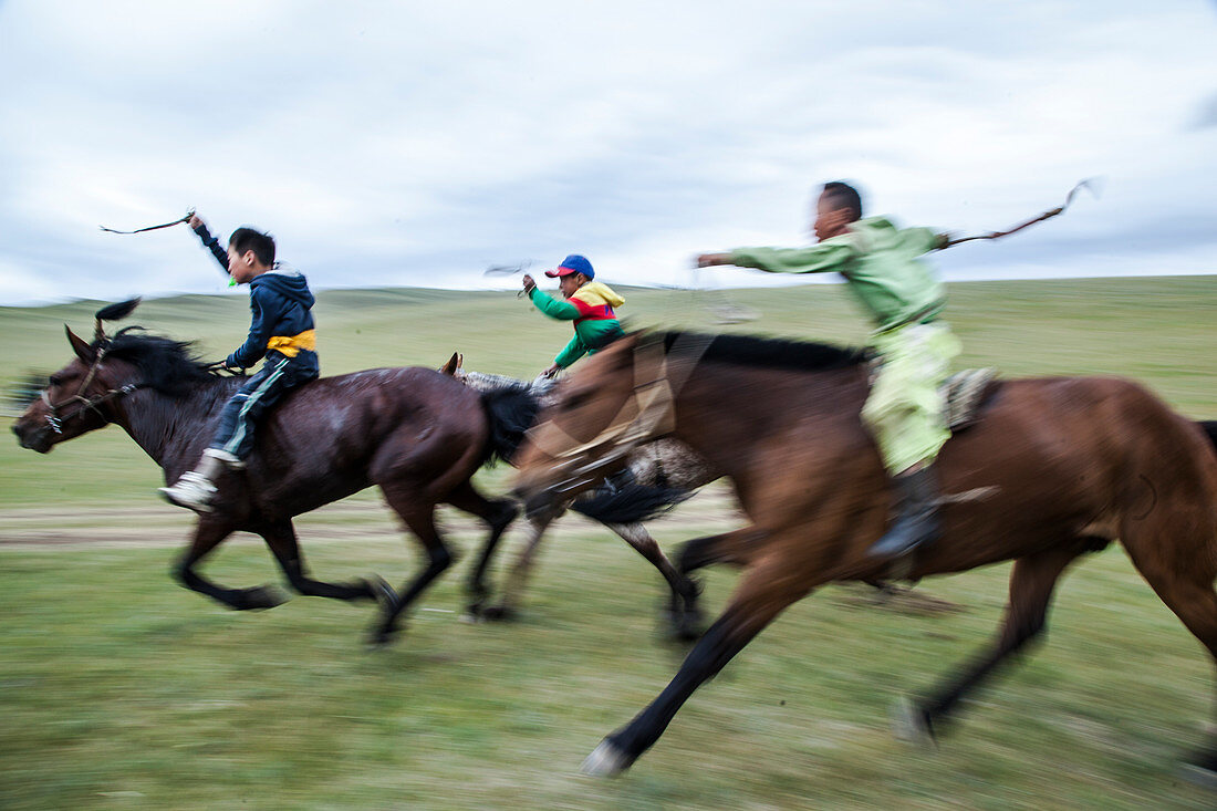 Junge Reiter beim Pferderennen, Naadam-Festival in Bunkhan, Mongolei