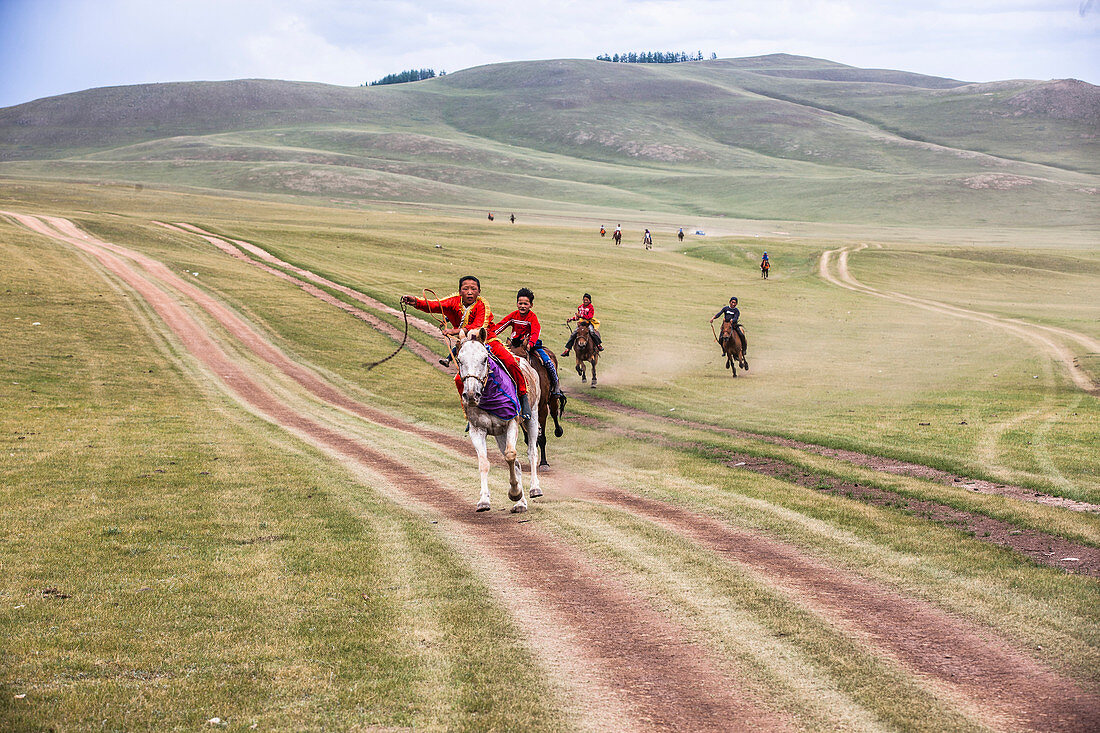Junge Reiter in farbenfrohe, traditionelle Bekleidung, Naadam Festival im Bunkhan Tal, Mongolei