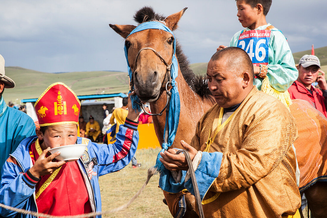 Preis- und Urkundenverleihung nach dem Pferderennen beim Naadam Festival im Bunkhan Tal, Bulgan, Mongolei