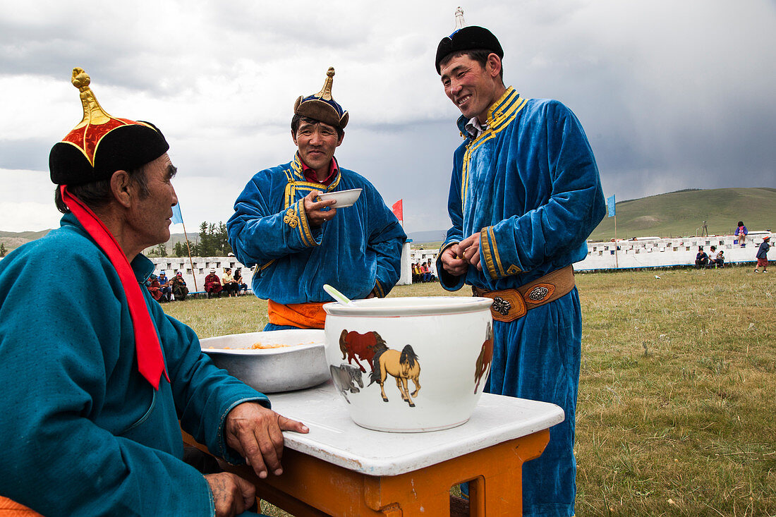 Trinken von Arak während eines Wrestling-Kampes, Naadam-Festival, Bunkhan Tal, Arkhangai Province, Mongolei