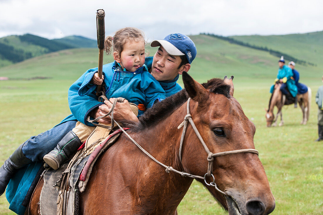 Junge Reiter versammeln sich beim Naadam Festival zum Pferderennen im Bunkhan Tal, Bulgan, Mongolei