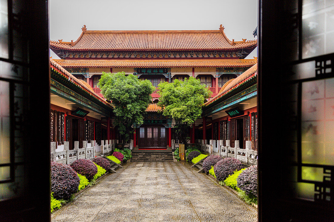 Gartengehweg zwischen Gebäuden in Maotai, China