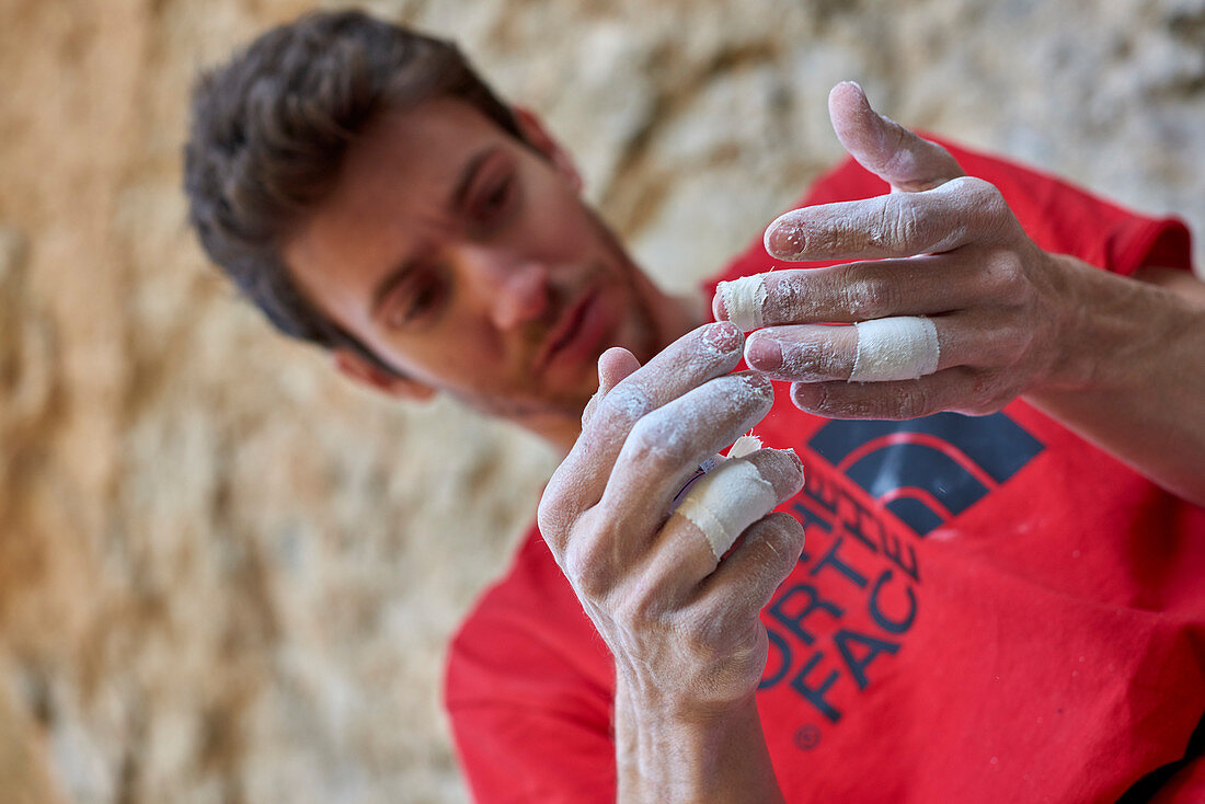 Der italienische Profi-Kletterer Stefano Ghisolfi in Spanien, er bestieg die Rambla 9a in Siurana