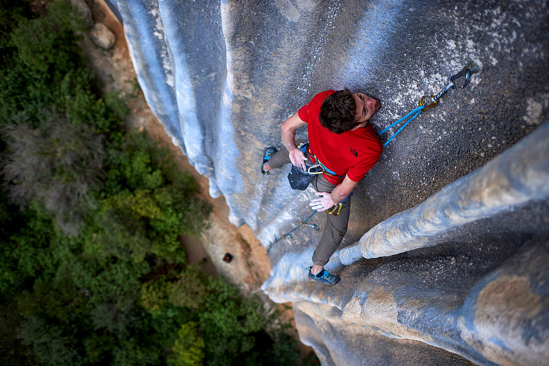 Der italienische Profi-Kletterer Stefano Ghisolfi in Spanien, er bestieg die Rambla 9a in Siurana