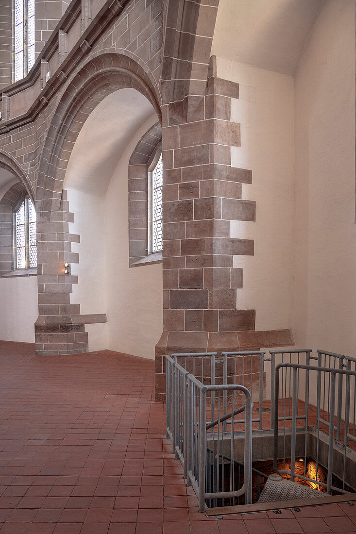 Zugang zu Stollen in St Wolfgangs Kirche, Historische Altstadt Schneeberg, UNESCO Welterbe Montanregion Erzgebirge, Schneeberg, Sachsen