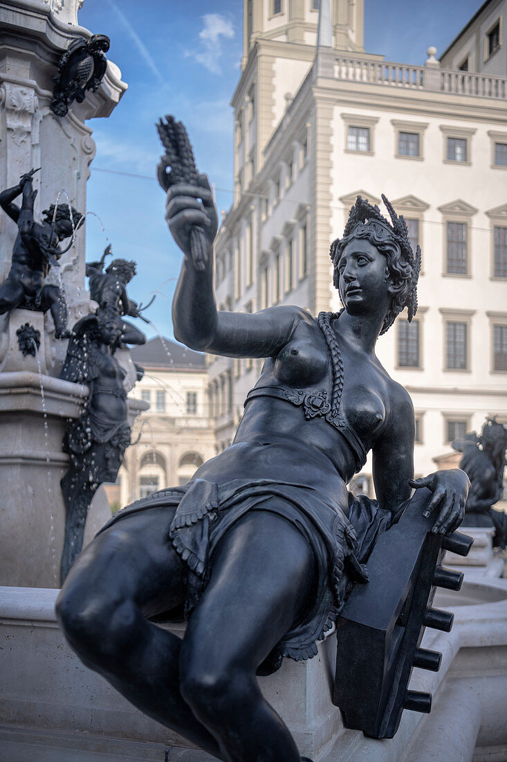 Brunnenfigur Sinngold, historischer Augustus Brunnen am Rathaus Platz, UNESCO Welterbe Historische Wasserwirtschaft, Augsburg, Bayern