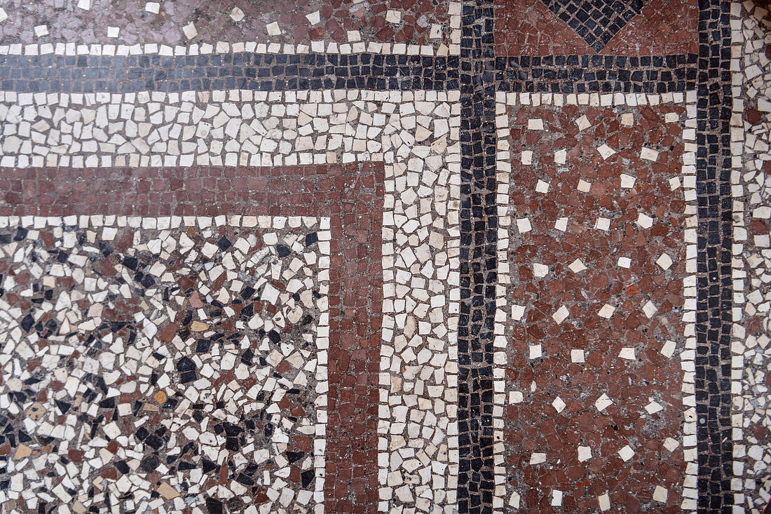 Mosaik am Boden von Historischem Wasserwerk am Hochablass, UNESCO Welterbe Historische Wasserwirtschaft, Augsburg, Bayern, Deutschland 
