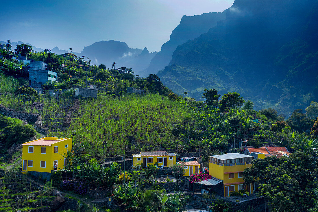 Kap Verde, bergiges Hinterland der Insel Santo Antao mit einzelnen Häusern und exotischen Pflanzen