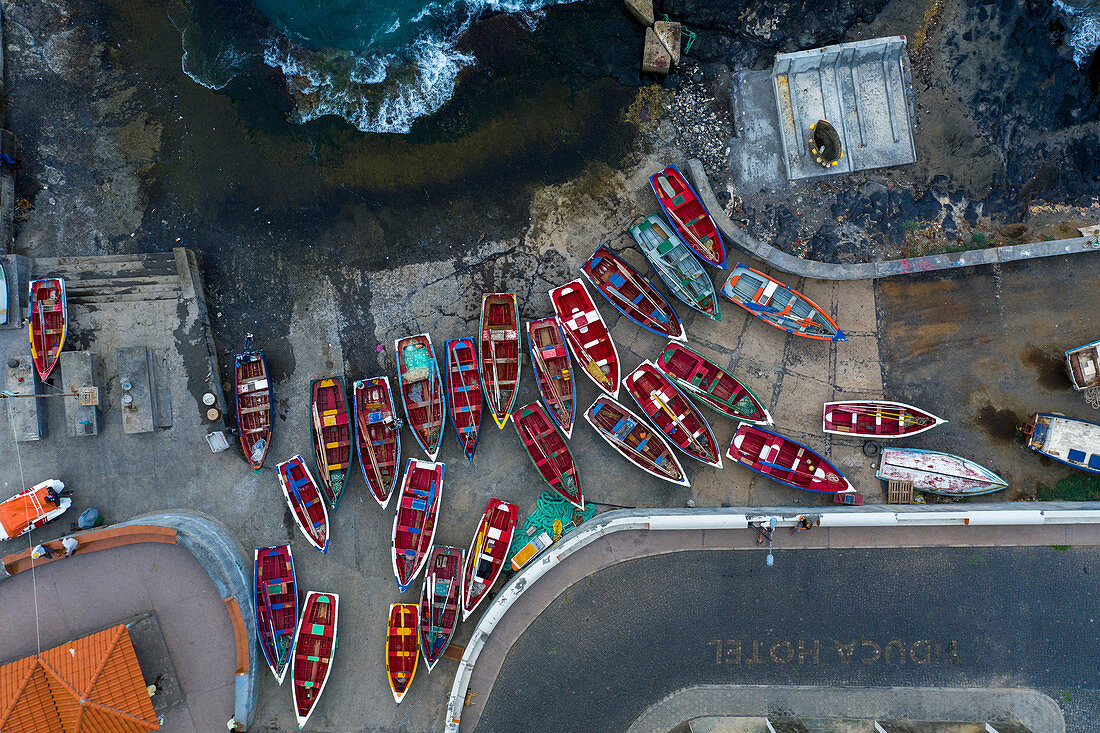 Kap Verde, Insel Santo Antao, Luftaufnahme von Booten im Hafen Ponta do Sol