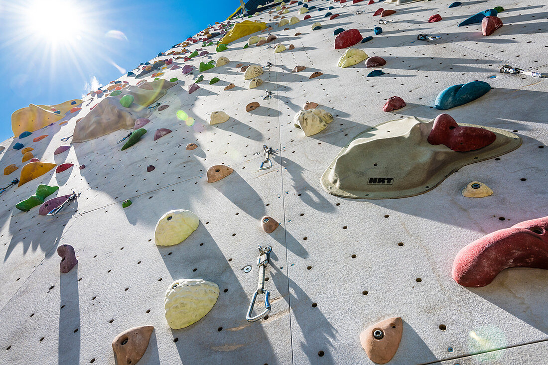 Griffe an einer Kletterwand in einem Boulderzentrum, Bozen, Südtirol, Alto Adige, Italien