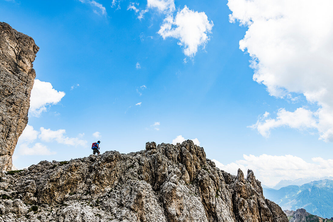 Ein Wanderer in der Rosengartengruppe, Karersee, Dolomiten, Trentino, Südtirol, Alto Adige, Italien