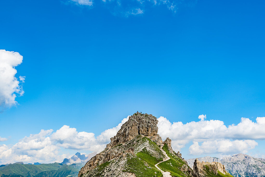 Wanderer auf einer Bergspitze an der Rotwandhütte, Rosengartengruppe, Dolomiten, Trentino, Südtirol, Alto Adige, Italien