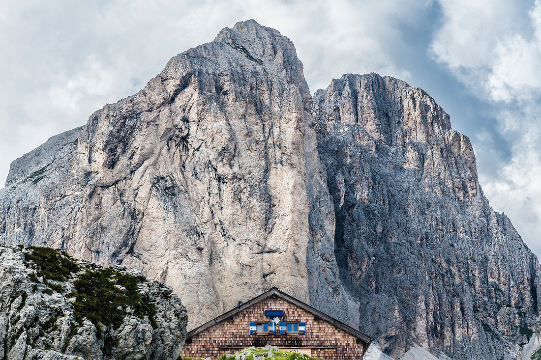 Die Rotwandhütte eingebettet in den Bergen der Rosengartengruppe, Dolomiten, Trentino, Südtirol, Alto Adige, Italien