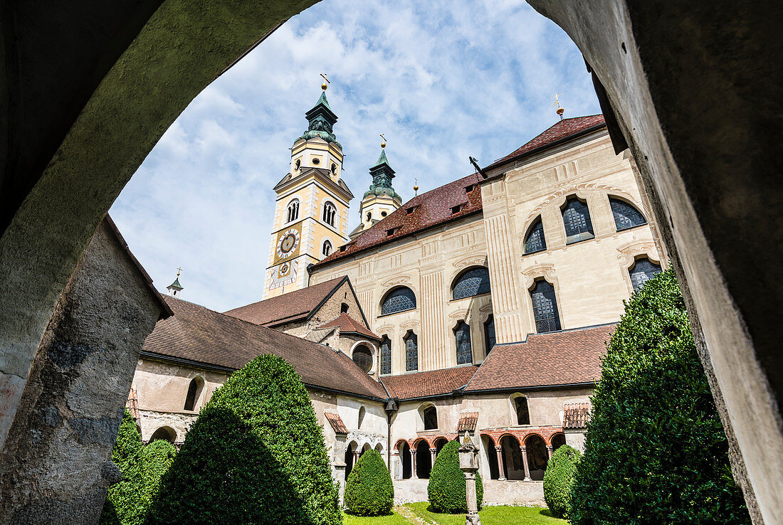 Blick aus dem Kreuzgang auf den Dom aus der Barockzeit, Brixen, Südtirol, Alto Adige, Italien