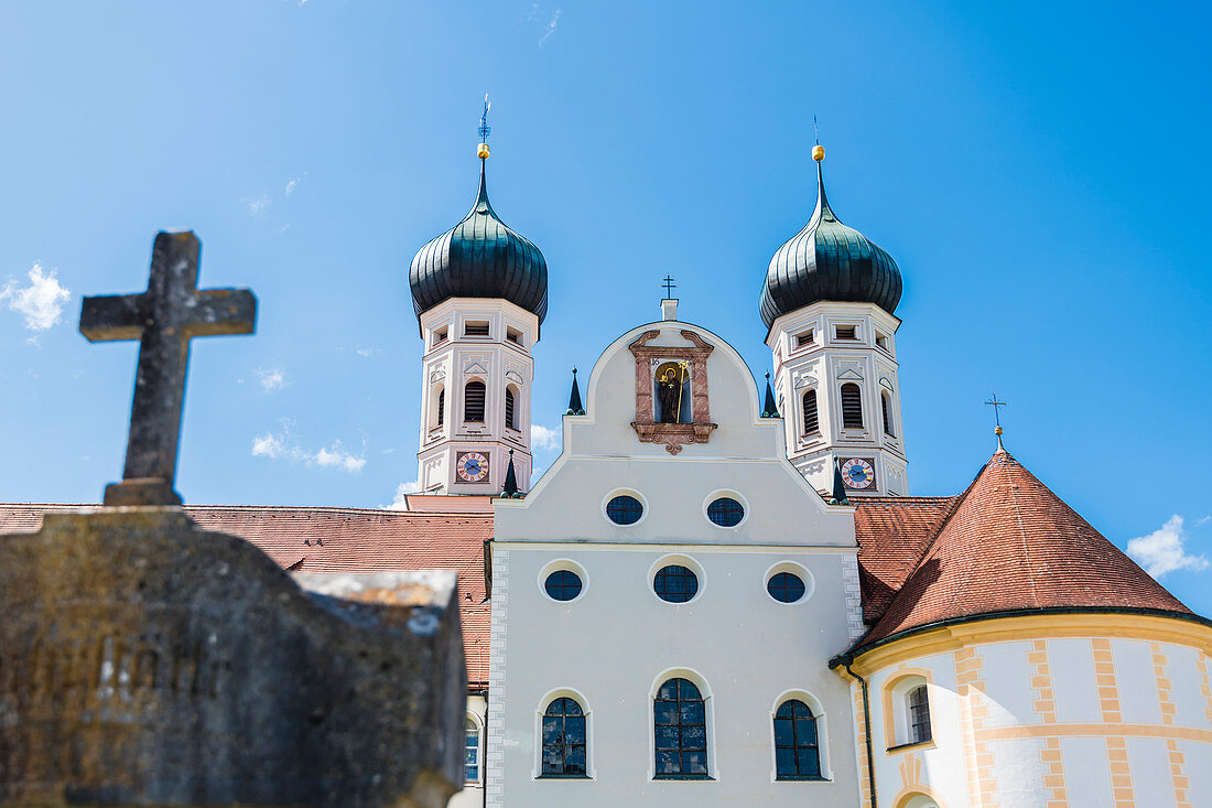 Die Kirche mit Zwiebeltürmen vom Friedhof der ehemaligen Abtei der Benediktiner aus gesehen, Kloster Benediktbeuern, Bayern, Deutschland