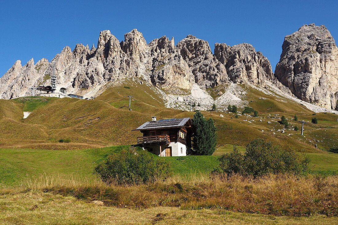 Hütte am Grödner Joch, Dolomiten, Südtirol, Italien