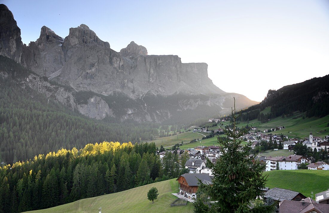 Bei Colfosco mit Sella, Alta Badia, Dolomiten, Südtirol, Italien