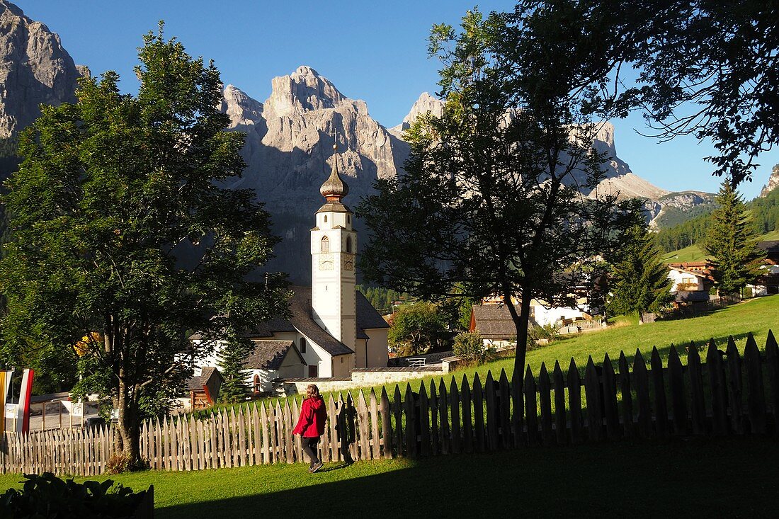 Kirche von Colfosco mit Sella, Alta Badia, Dolomiten, Südtirol, Italien