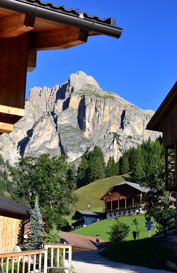 In Colfosco mit Chiampac, Alta Badia, Dolomiten, Südtirol, Italien