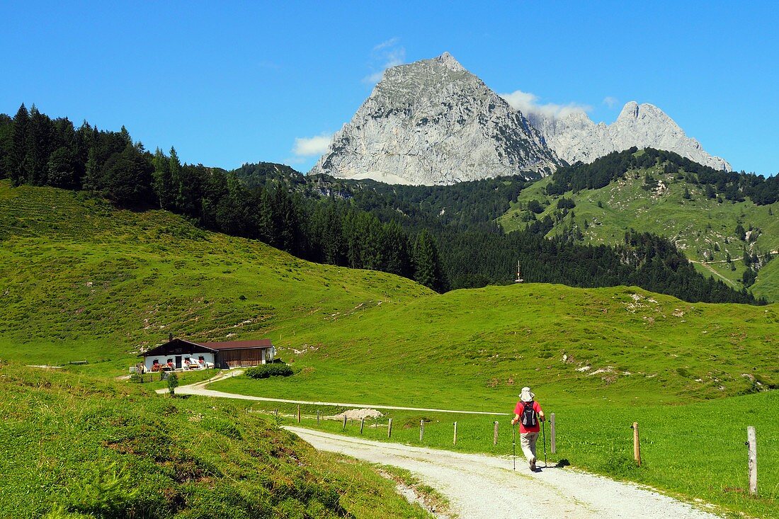 Wandern unter dem östlichen Wilden Kaiser über Kirchdorf, Tirol, Österreich