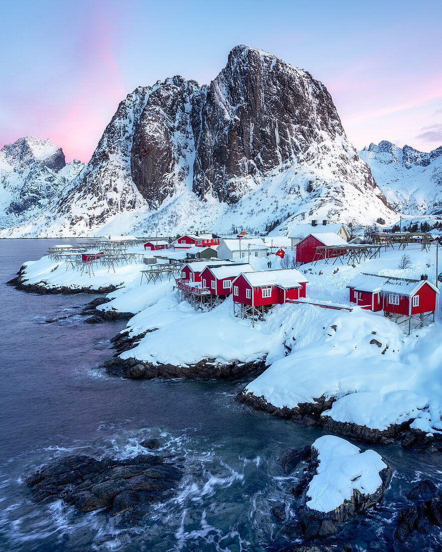 Rorbuer (Fischerhütten) im Schnee, Hamnoy, Moskenesoya, Lofoten-Inseln, Nordland, Norwegen, Europa