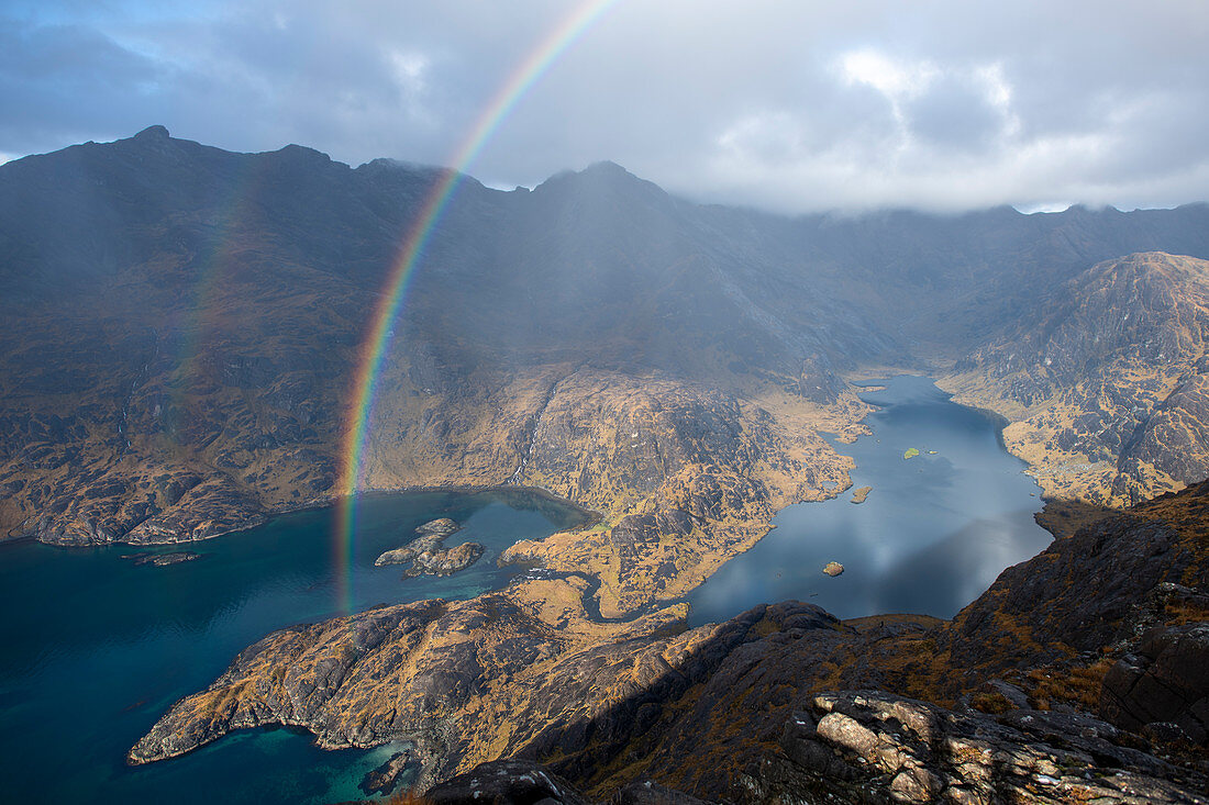 Ein Regenbogen über Loch Coruisk und den Hauptkamm Cuillin, Insel von Skye, Inner Hebriden, Schottland, Vereinigtes Königreich, Europa