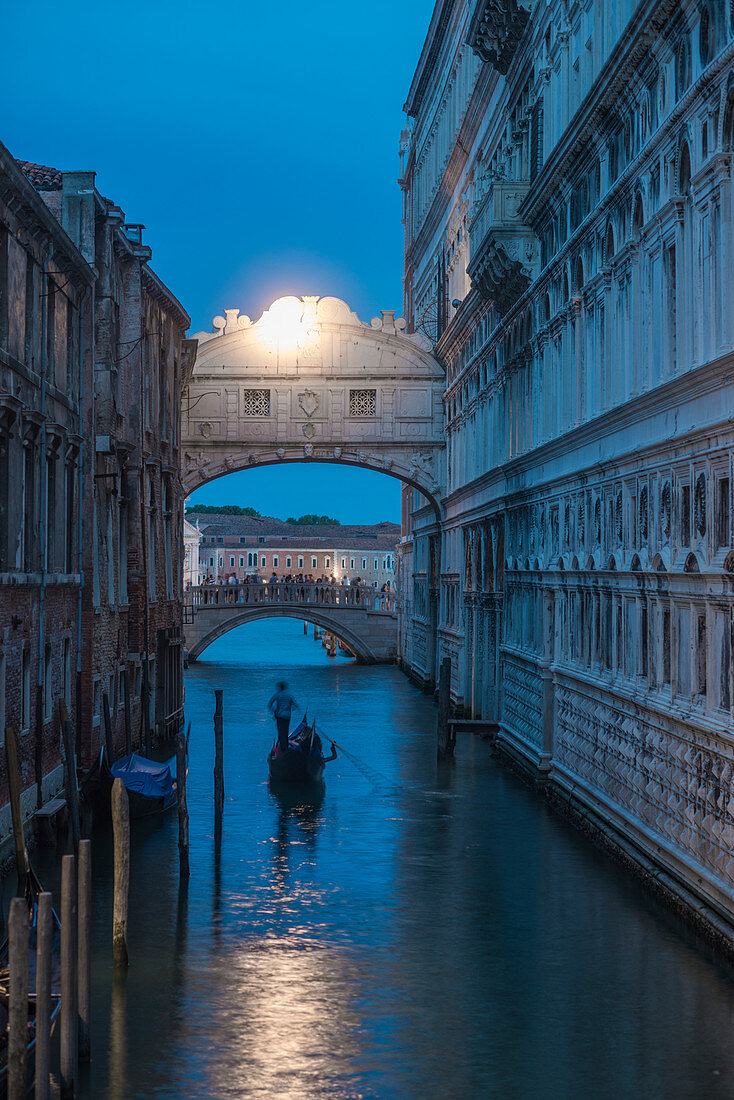 Gondeln fahren unter die Seufzerbrücke neben dem Dogenpalast in Venedig in der Dämmerung, Venedig, UNESCO-Welterbestätte, Venetien, Italien, Europa