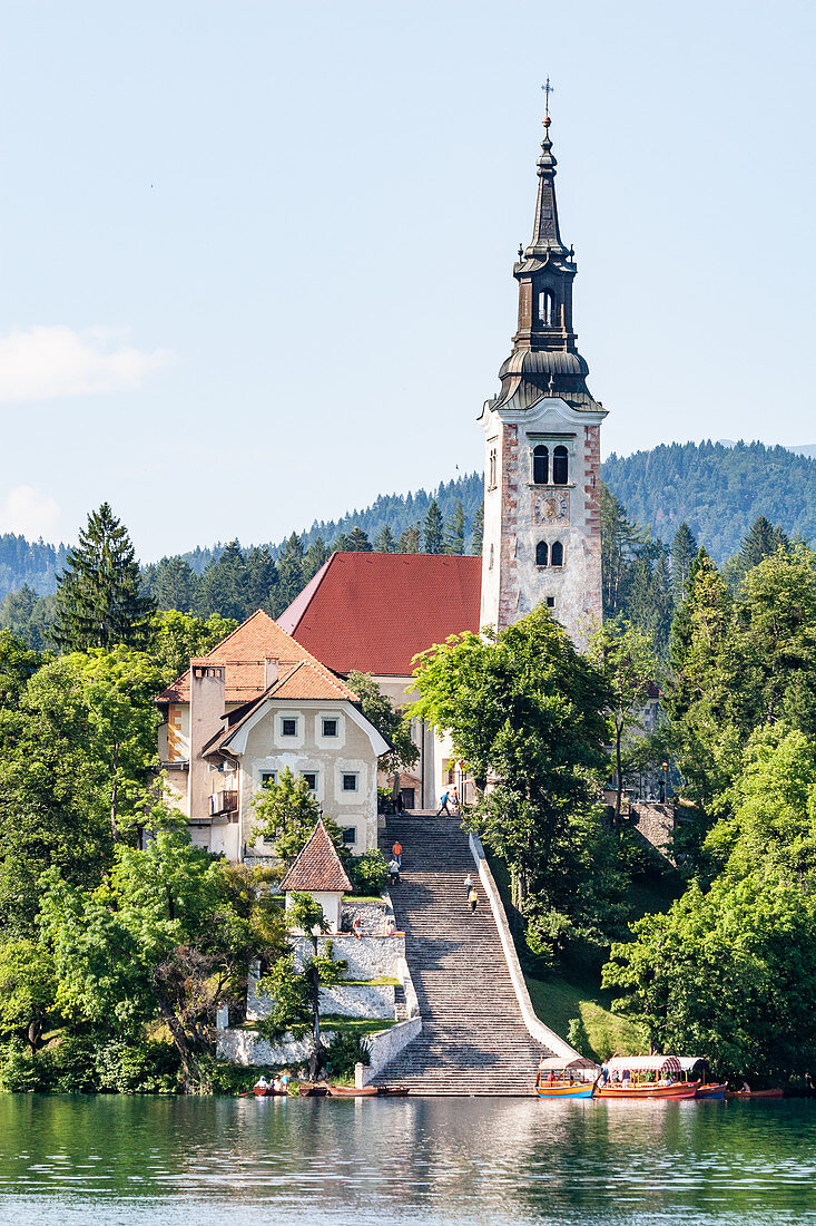 Die Wallfahrtskirche Mariä Himmelfahrt, befindet sich auf einer Insel im Bleder See, Slowenien, Europa