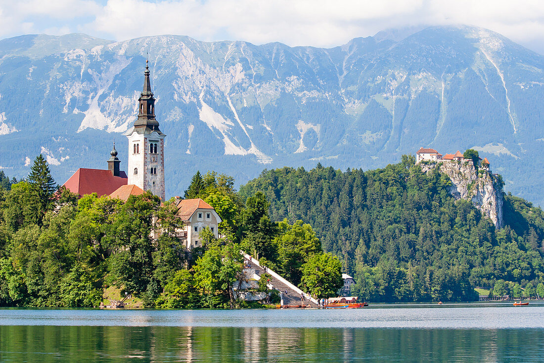 Winzige Insel mit einer Kirche, einer Burg auf einem Felsen und Bergblick, Bleder See, Slowenien, Europa