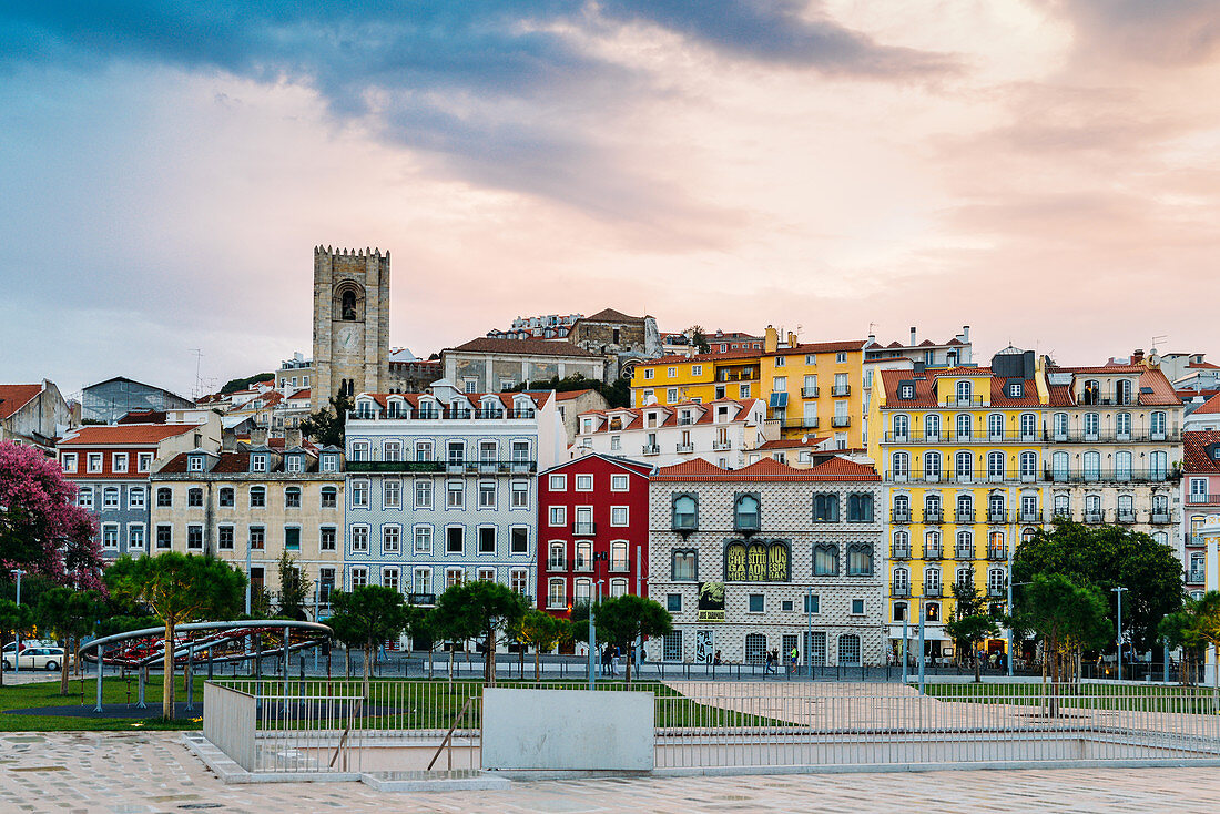 Traditionelle Gebäude mit Azulejo-Fliesen in der alten Lissabon, in der Nähe von Alfama mit Se-Kathedrale im Hintergrund, Lissabon, Portugal, Europa
